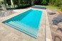 Piscine avec grand escalier sur toute la largeur