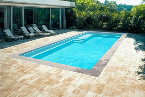 Piscine coque polyester Seychelles avec plage 