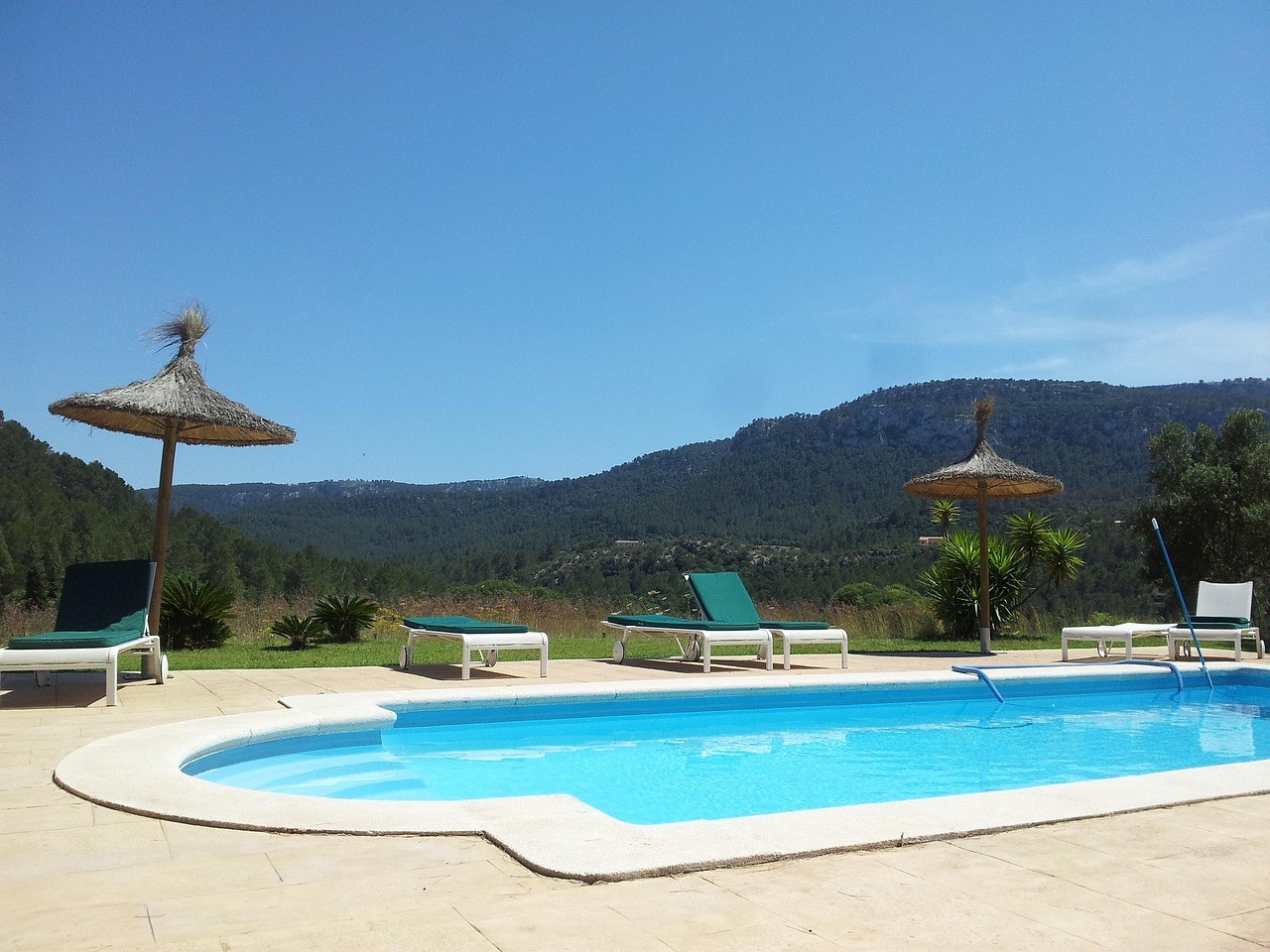Piscine en kit avec margelles et transats pour vous détendre en famille !