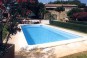une grande piscine rectangulaire aux angles arrondis