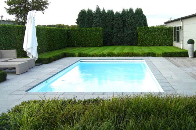 une piscine rectangulaire avec fond plat et escalier