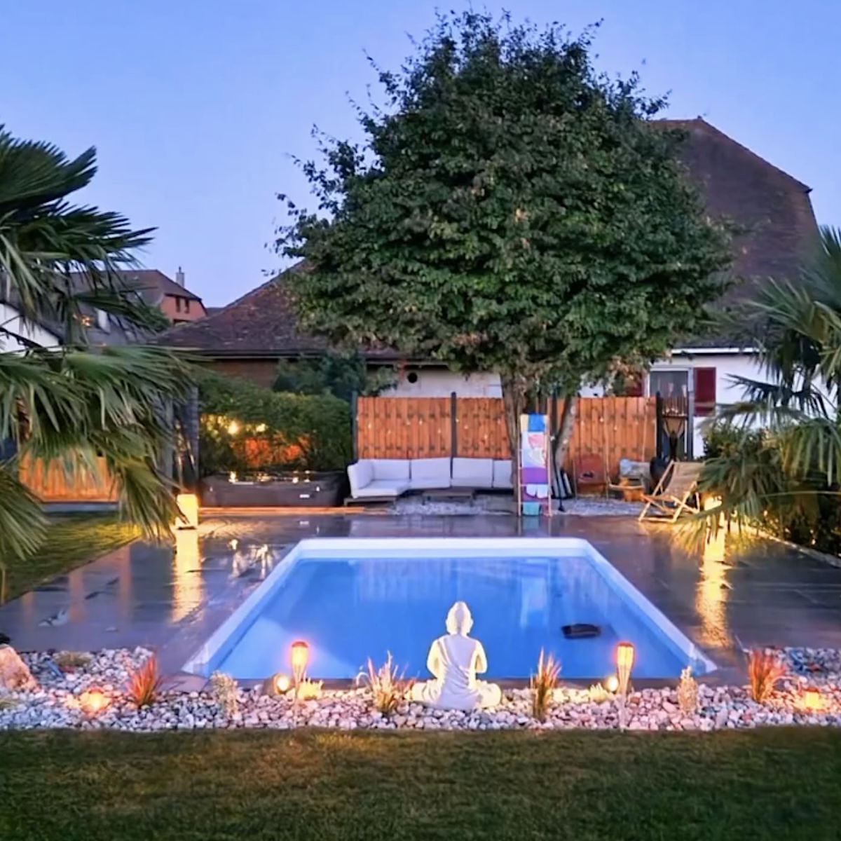 Belle piscine rectangulaire de nuit - Exemple d'ambiance pour votre jardin !