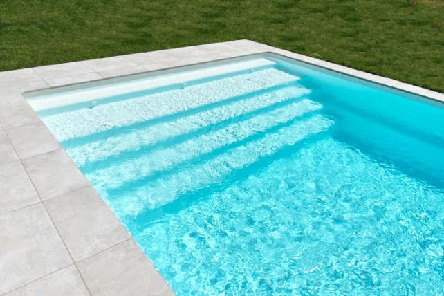 Piscine rectangulaire à coque avec escalier sur la largeur