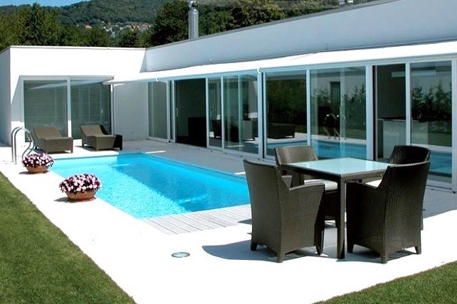 Une piscine rectangulaire 9x4 de formes épurées, un classique indémodable !