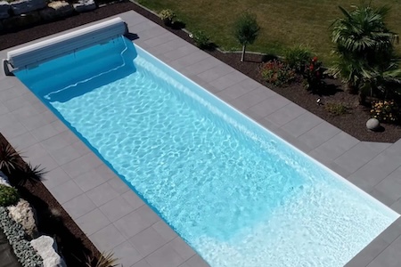Grande piscine coque polyester avec plage Paques