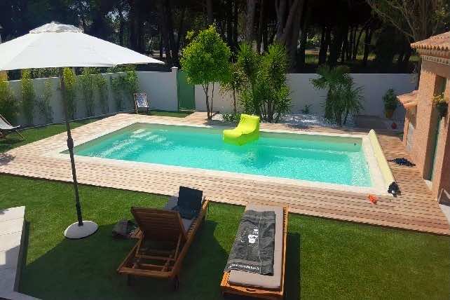 Piscine moderne coque polyester Paques 9x4 m fond plat 1.50 m
