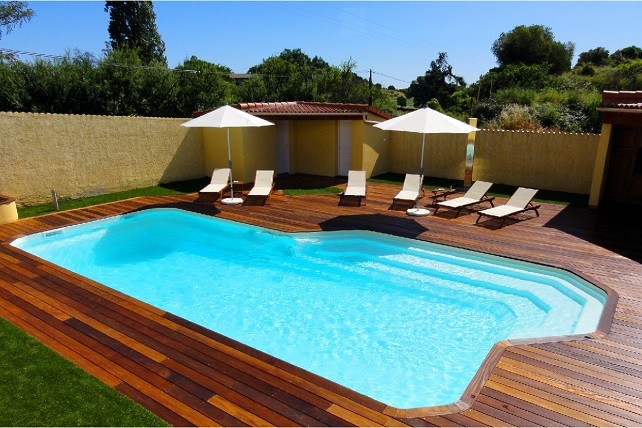 Cette piscine avec plage deviendra le point de ralliement de tous vos proches !