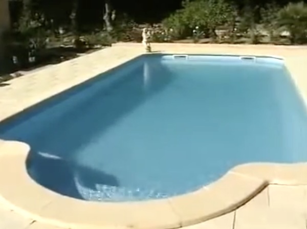 Piscine à coque avec escalier roman de 10x4m