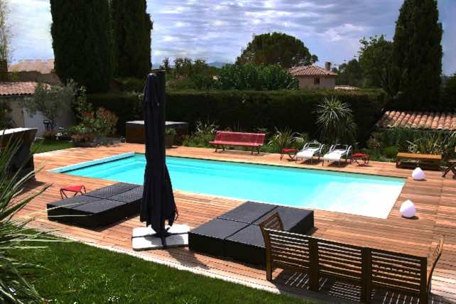 Piscine avec plage Paques, coque polyester à fond plat