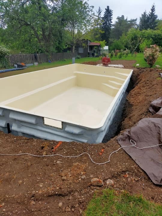 Exemple : coque polyester de piscine en kit enterrée