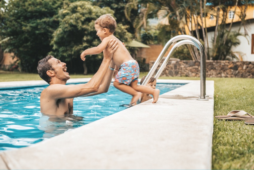 Piscine à fond plat ou piscine à pente progressive ?