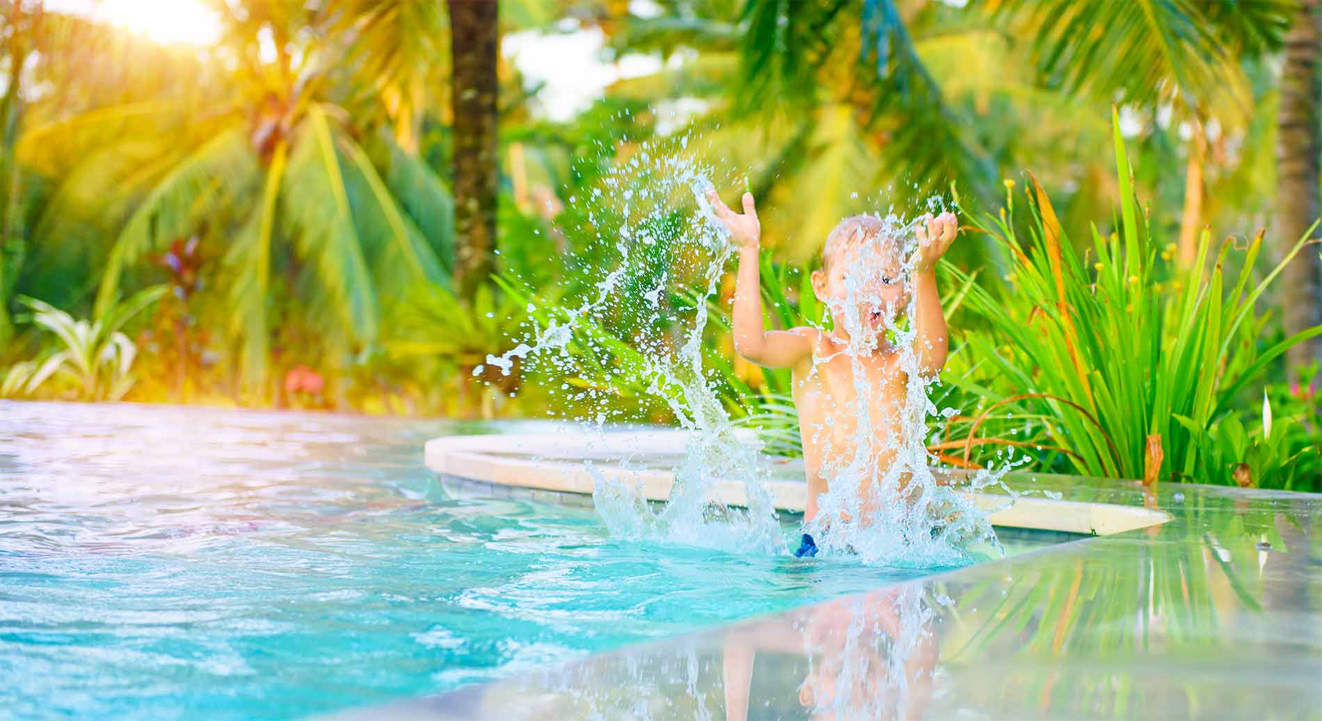 La baignade avec Piscines Kit, la piscine coque polyester en kit